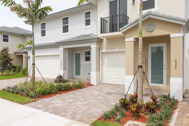 6937 Pines Cir in Coconut Creek, FL - Foto de edificio - Building Photo