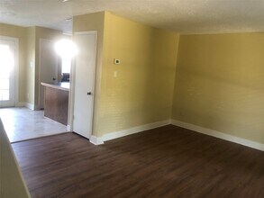 9308 Westwood Village Dr in Houston, TX - Building Photo - Building Photo