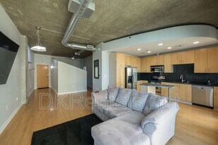 943 Peachtree St NE in Atlanta, GA - Building Photo