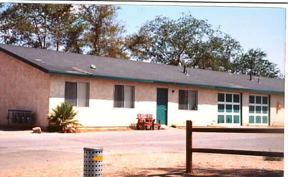 12929 Navajo Rd in Apple Valley, CA - Foto de edificio