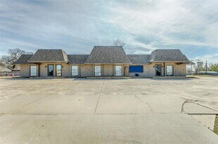 1700 E State Hwy 152 in Mustang, OK - Building Photo