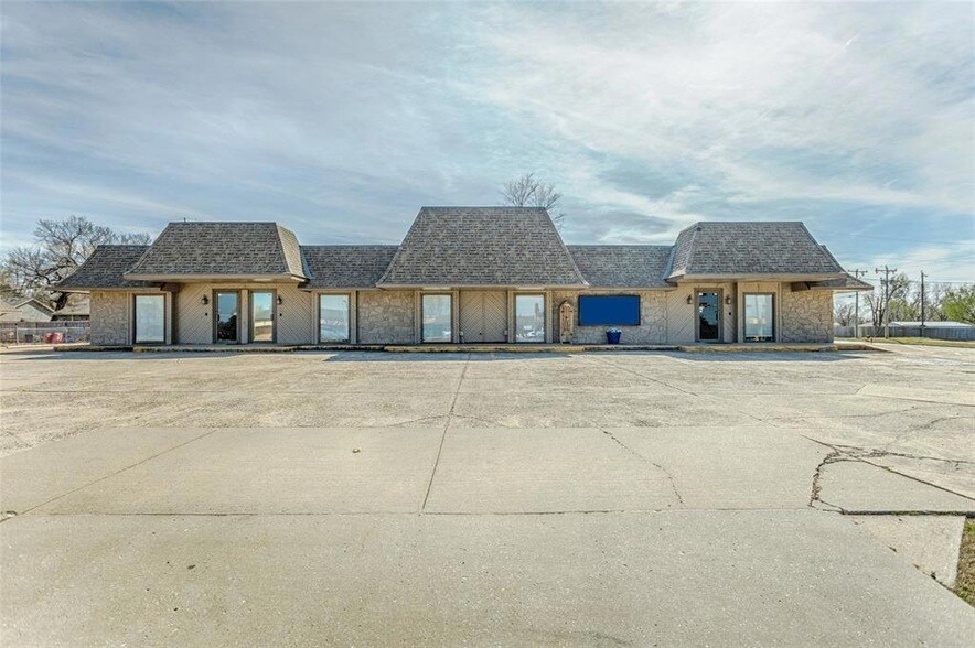 1700 E State Hwy 152 in Mustang, OK - Building Photo