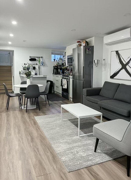 12 Rusholme Park Cres in Toronto, ON - Building Photo