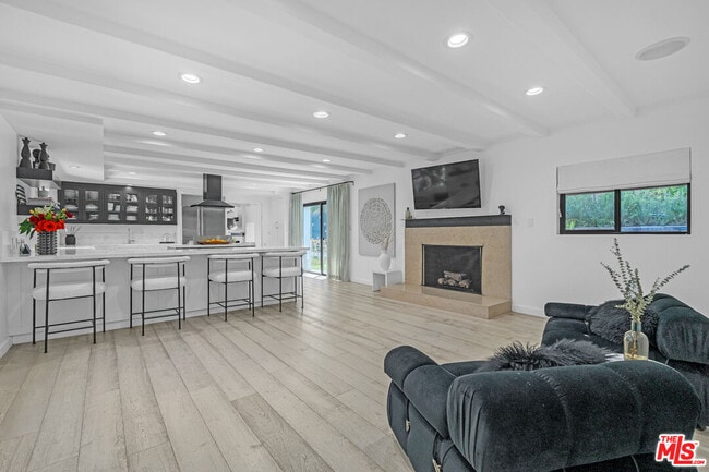 2121 El Roble Ln in Beverly Hills, CA - Building Photo - Building Photo