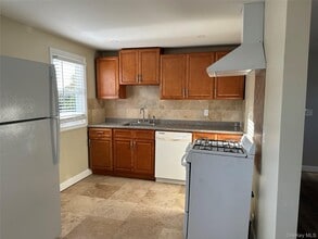 753 S Walnut St in Lindenhurst, NY - Building Photo - Building Photo