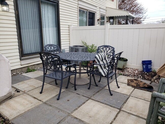 38844 Golfview Dr E in Clinton Township, MI - Foto de edificio - Building Photo