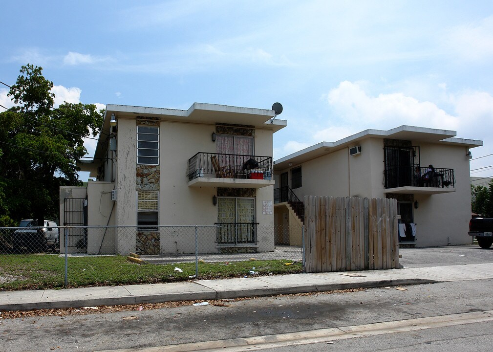 470 SW 5th St in Miami, FL - Building Photo