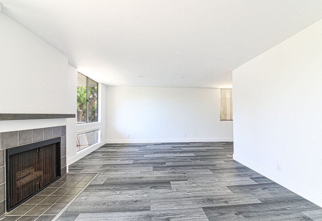 1751 S Bentley Ave in Los Angeles, CA - Building Photo
