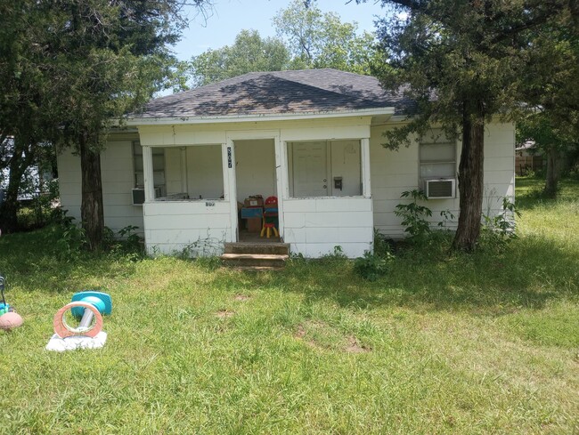 property at 807 W Brazos St