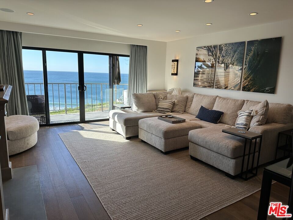 6820 Las Olas Way in Malibu, CA - Building Photo