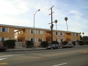 7509-7521 Broadway in Los Angeles, CA - Foto de edificio - Building Photo