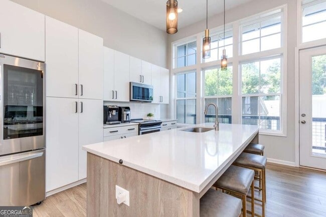 912 Brees Ct in Atlanta, GA - Foto de edificio - Building Photo