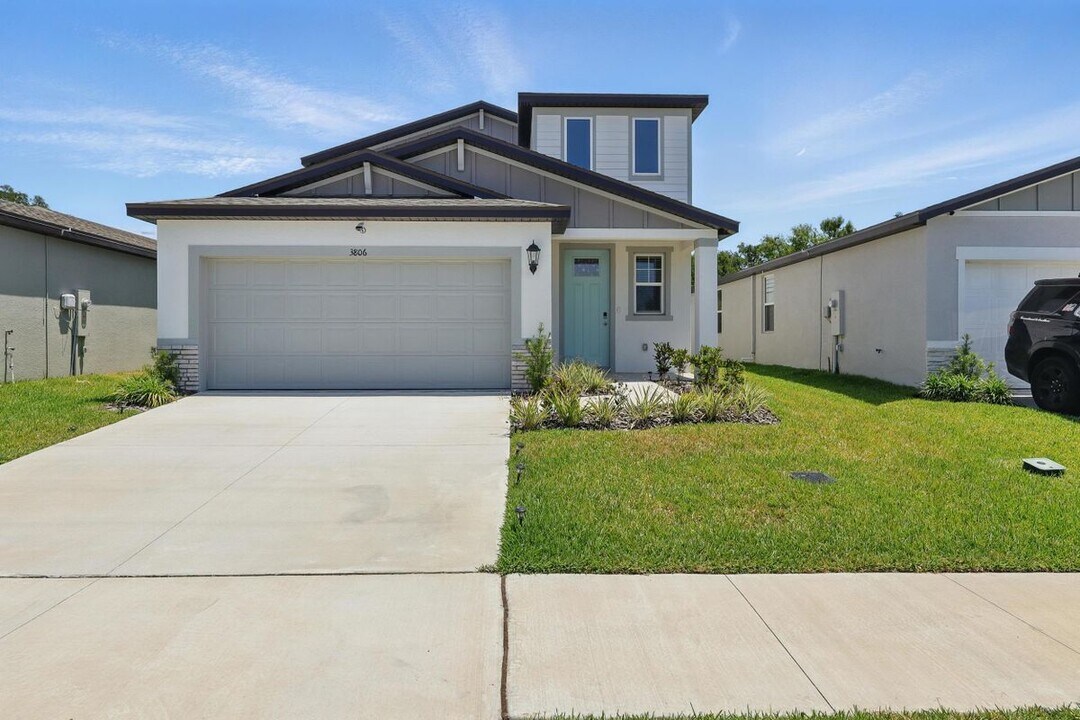 3806 Radiant Mountain Dr in Plant City, FL - Building Photo