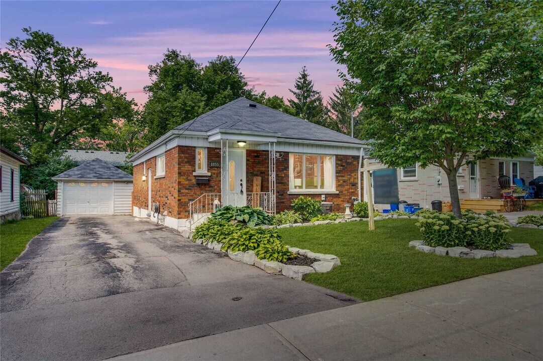 1055 Western Ave in Peterborough, ON - Building Photo