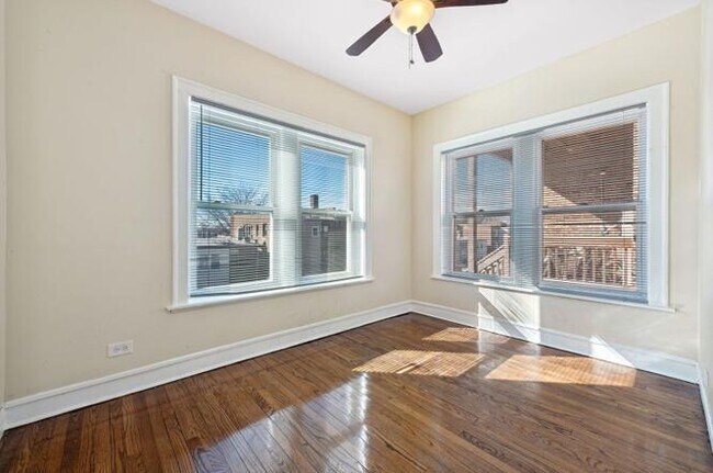 7746 S East End Ave in Chicago, IL - Foto de edificio - Building Photo