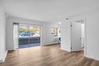 4465 MacArthur Blvd NW in Washington, DC - Foto de edificio - Building Photo