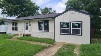 11807 Gaston Pkwy in Dallas, TX - Building Photo