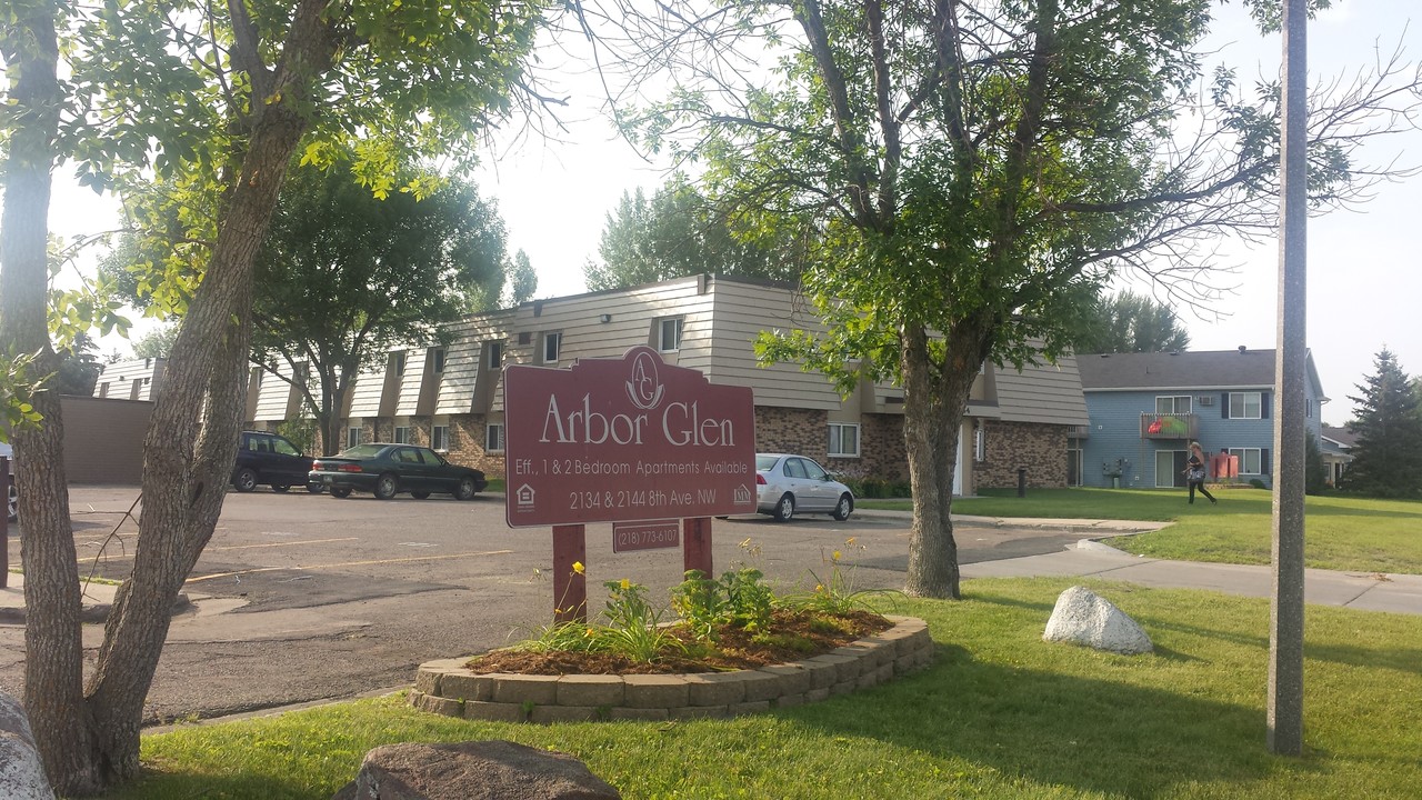 Arbor Glen Apartments in East Grand Forks, MN - Building Photo