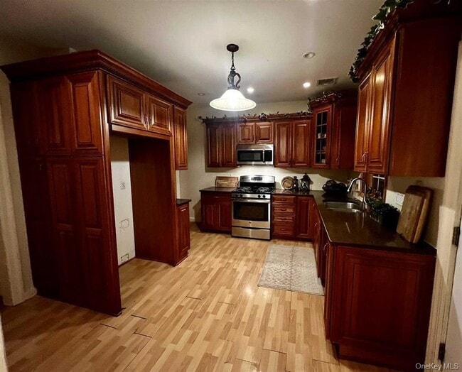 665 NY-32 in Woodbury, NY - Building Photo - Building Photo