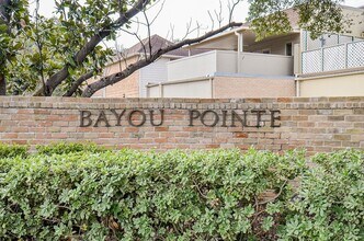 44 Bayou Pointe Dr in Houston, TX - Foto de edificio - Building Photo
