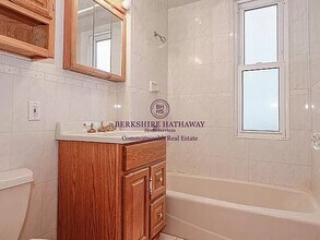 24 Burnside Ave, Unit 24 in Somerville, MA - Foto de edificio - Building Photo