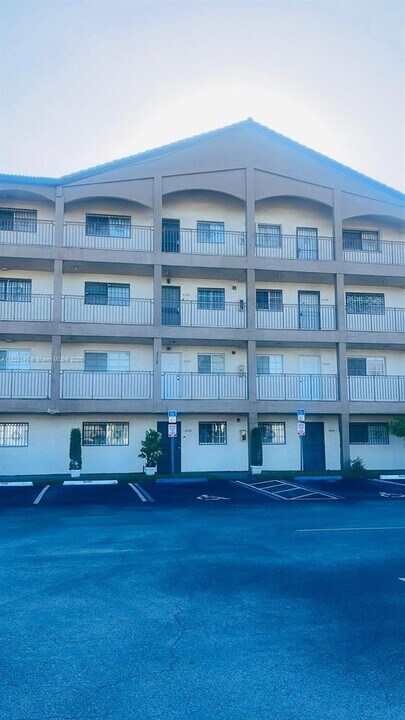 8851 NW 119th St in Hialeah, FL - Building Photo