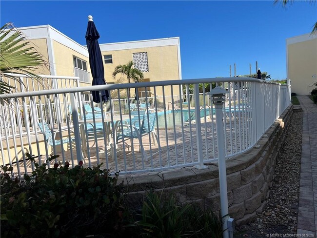 3541 NE Ocean Blvd in Jensen Beach, FL - Foto de edificio - Building Photo