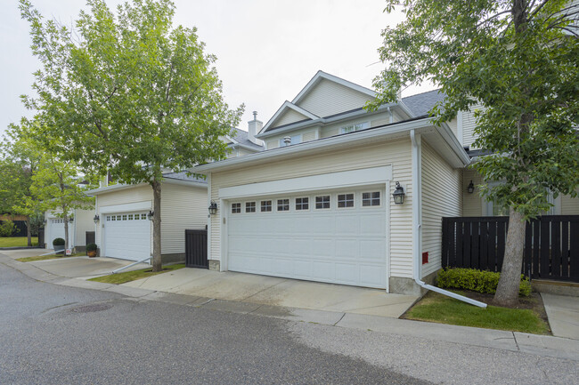 17 St Julien Dr SW in Calgary, AB - Building Photo - Building Photo