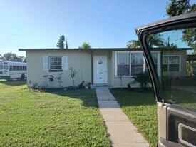 21067 Meehan Ave in Port Charlotte, FL - Building Photo