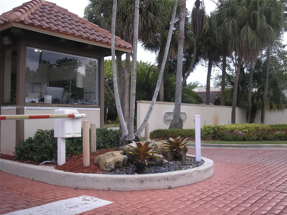 8129 SW 87th Terrace in Miami, FL - Building Photo