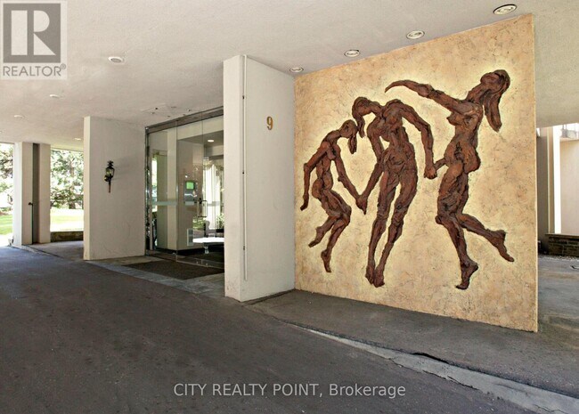 9 Deer Park Crescent in Toronto, ON - Building Photo - Building Photo