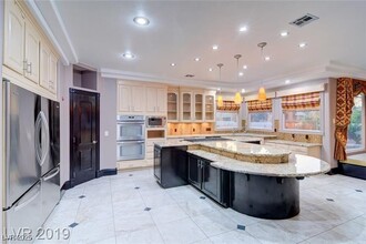252 Dark Forest Ave in Las Vegas, NV - Building Photo - Building Photo