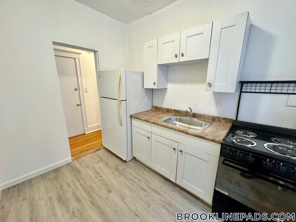 37 Dwight St in Brookline, MA - Building Photo