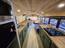 2450 44th St S, Unit Skoolie in St. Petersburg, FL - Building Photo