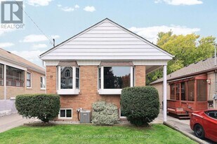 19 Wisteria Rd in Toronto, ON - Building Photo