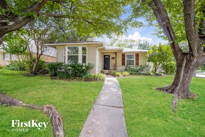2906 Meadow Green Dr in Farmers Branch, TX - Foto de edificio