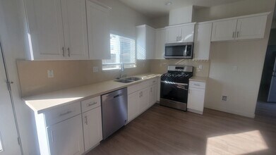 8617 Frankie Lou St in Bakersfield, CA - Building Photo - Building Photo