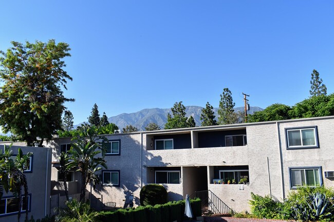 Americana La Crescenta in La Crescenta, CA - Foto de edificio - Building Photo