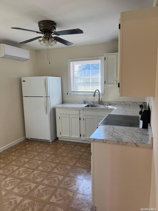 20 Sprat St in Medford, NY - Building Photo
