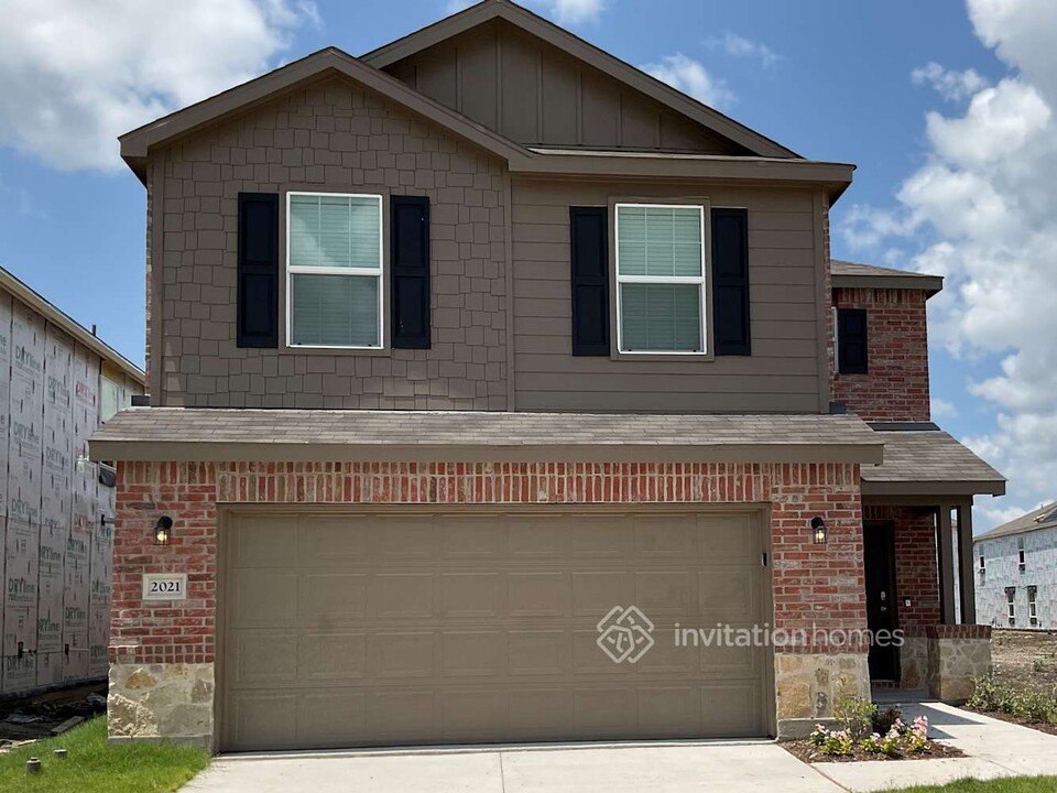 2021 Pleasant Knoll Cir in Forney, TX - Foto de edificio