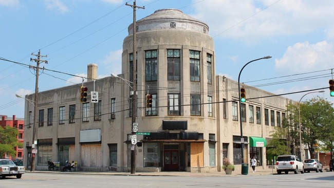 Paramount Square - Walnut Hills in Cincinnati, OH - Foto de edificio - Building Photo