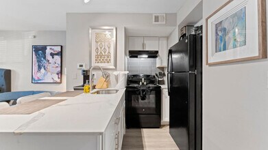 6811 Great Northern Blvd in Austin, TX - Building Photo - Building Photo