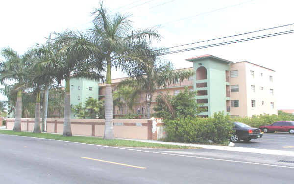 La Luna Condominio in Hialeah, FL - Building Photo