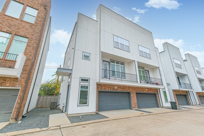 1305 Mayfair Clarkson Ln