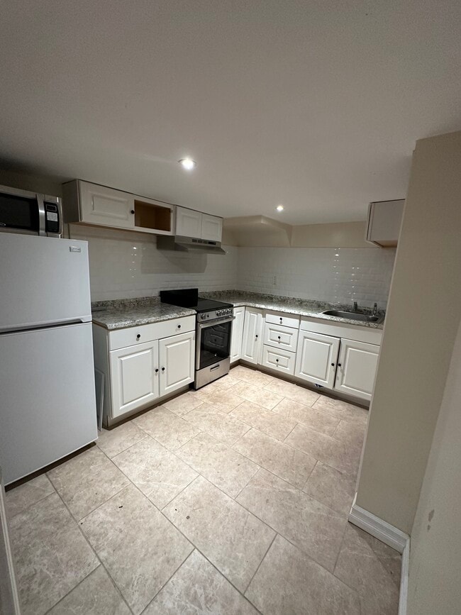 62 E Centennial Ave, Unit Basement