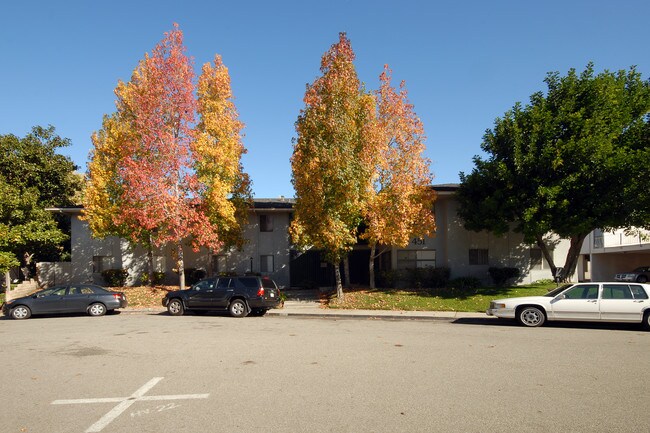 Anderwood Court in Pomona, CA - Foto de edificio - Building Photo