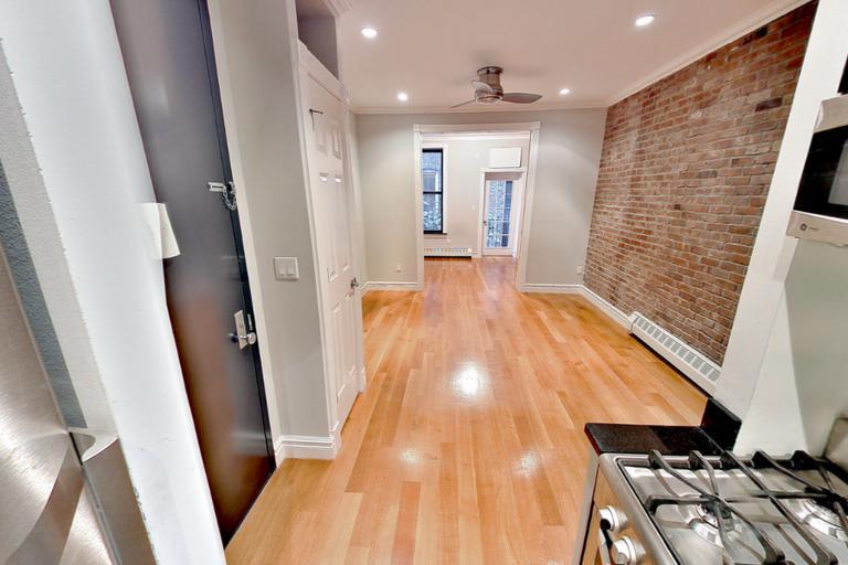 219 E 28th St in New York, NY - Building Photo