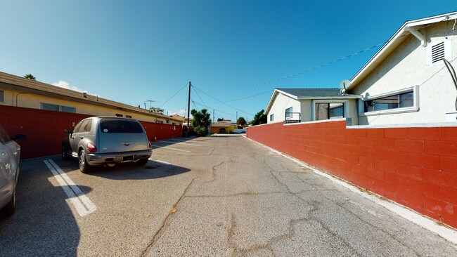 14521 Firmona Ave, Unit 14523 .5 in Lawndale, CA - Foto de edificio - Building Photo