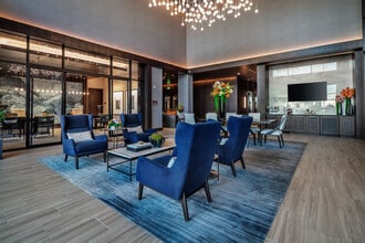 7600 Broadway in San Antonio, TX - Foto de edificio - Building Photo