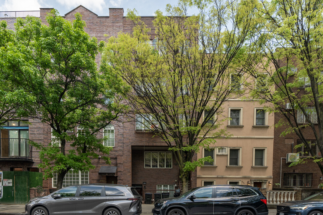 691 Bedford Avenue in Brooklyn, NY - Foto de edificio